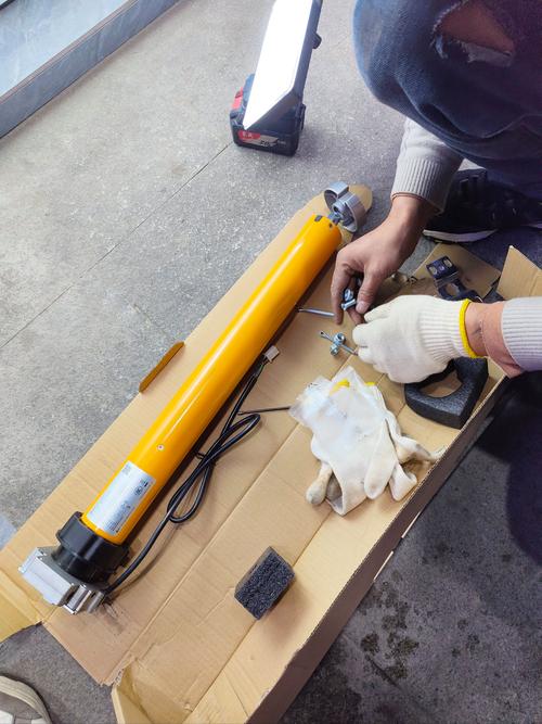 酒品會(huì)更換卷簾門電機(jī)